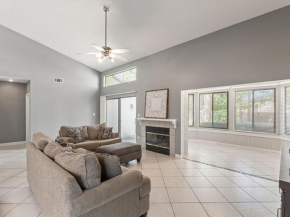 4th image of 1205 Oakmont Dr