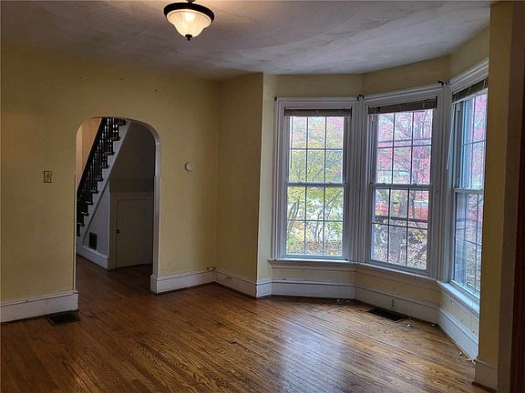 3rd image of 109 W Spruce St