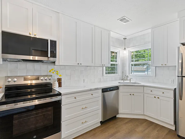 46 Vaughn Dr — Photo 13