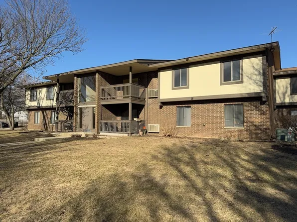 590 Somerset Ln APT 6, Crystal Lake, IL 60014
