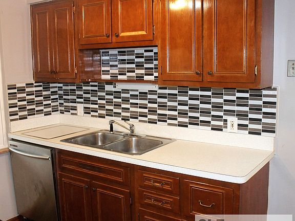 3rd image of 5045 Claremont Blvd