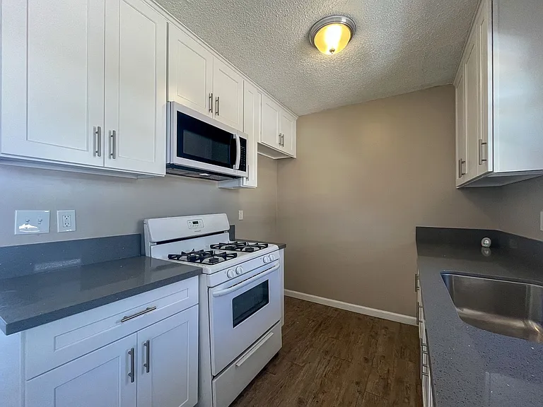1828 W Glen Ave — Photo 17