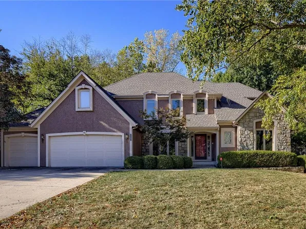 5704 Greenwood St, Shawnee, KS 66216