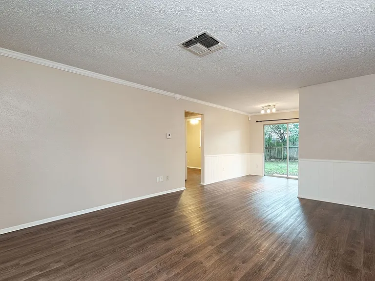 10419 Firethorn Ln — Photo 3