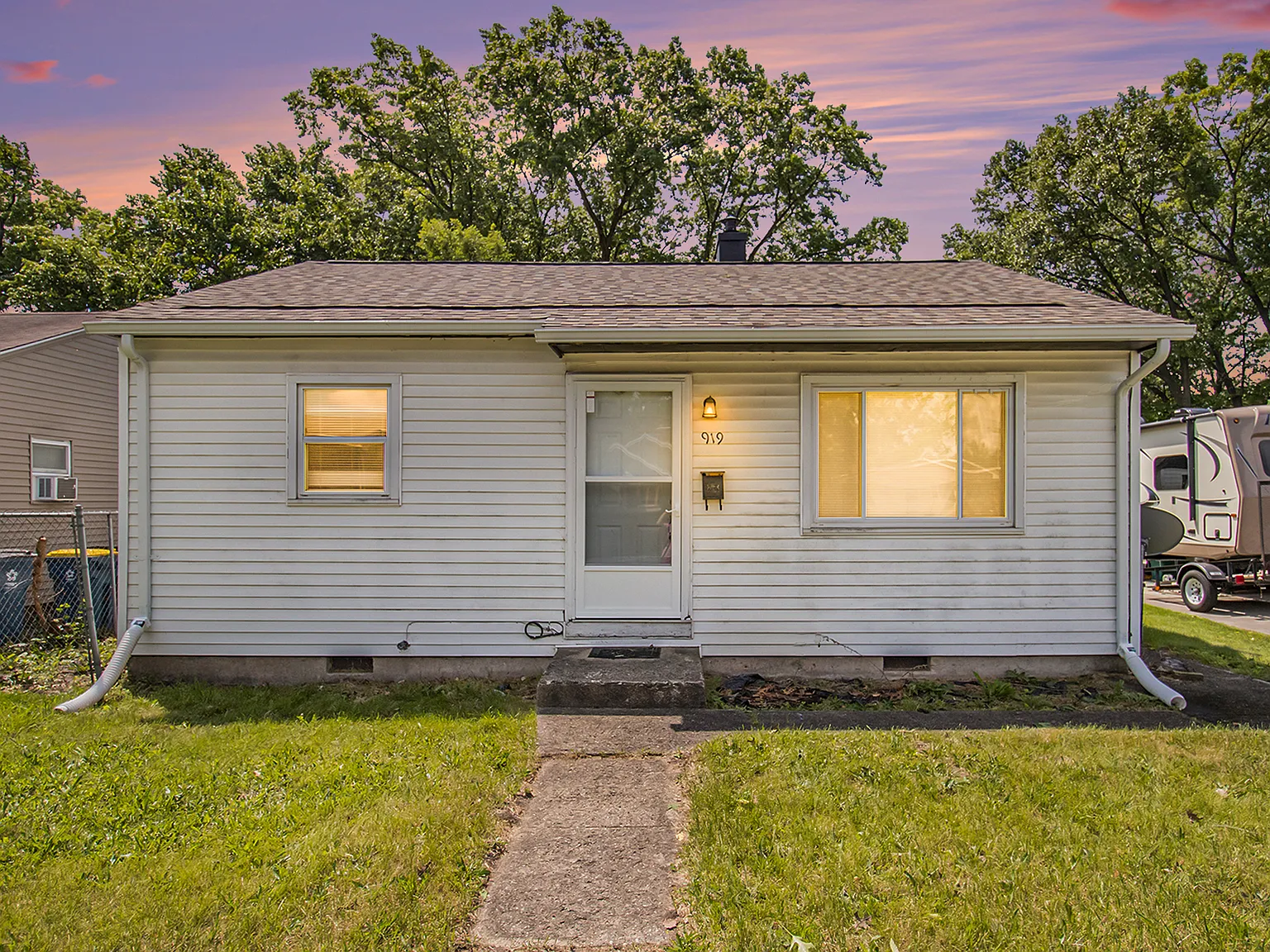 Two bedroom in Mishawaka! — Photo 1