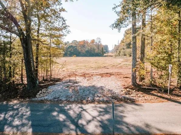 56 Lakeview Dr, Winterville, GA 30683