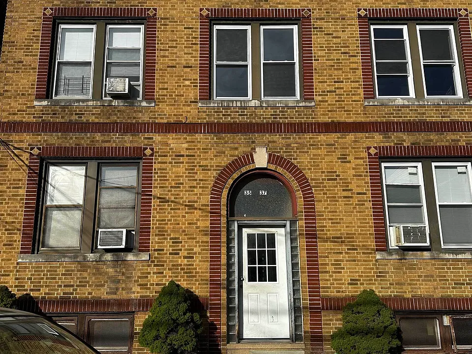 35-37 E 19th St