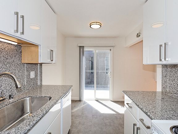 3rd image of 370 Staten Ave APT C