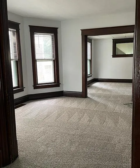 918 W 6th St — Photo 2