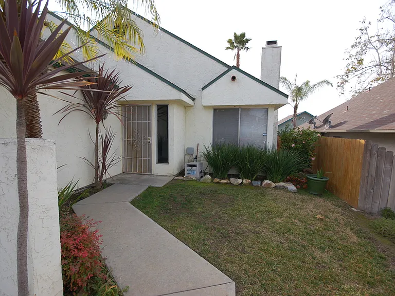 517 Barnett Dr — Photo 2