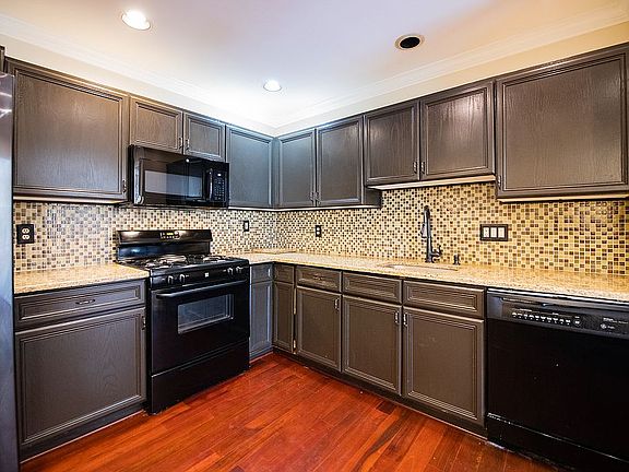 4th image of 132 Summerhill Ct
