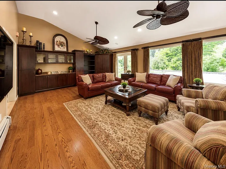 1304 Harbor Rd — Photo 3