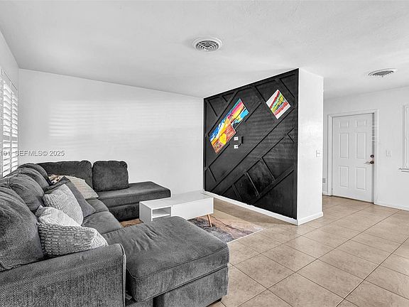 4th image of 186/188 SE 27th Way