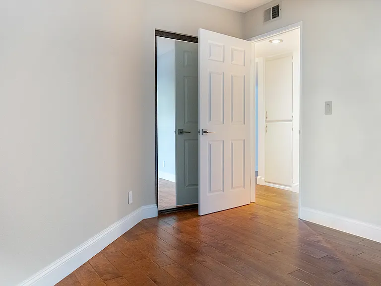 6638 Clybourn Ave — Photo 22
