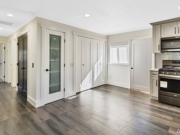 3rd image of 2100 NE 6th Pl