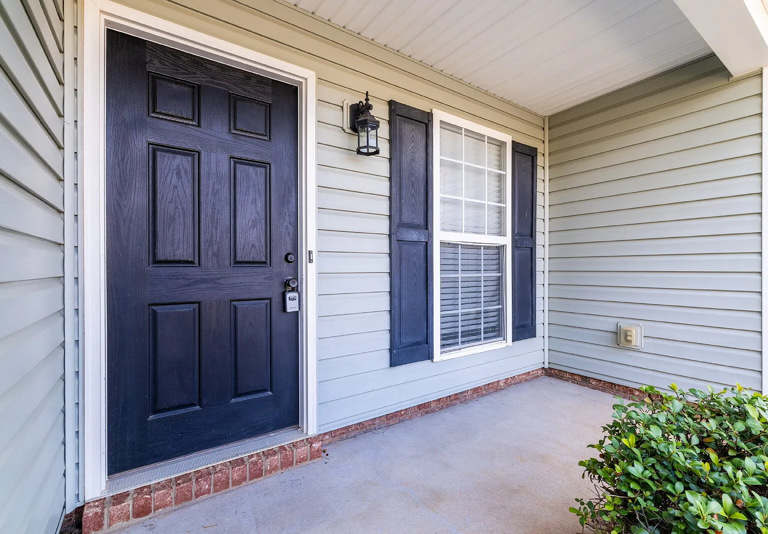 3 bed, 2.0 bath, 1050 sqft, $1,900 — Photo 2