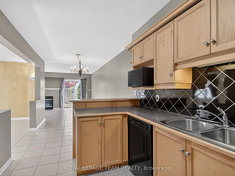 32 Riverstone Dr N — Photo 16