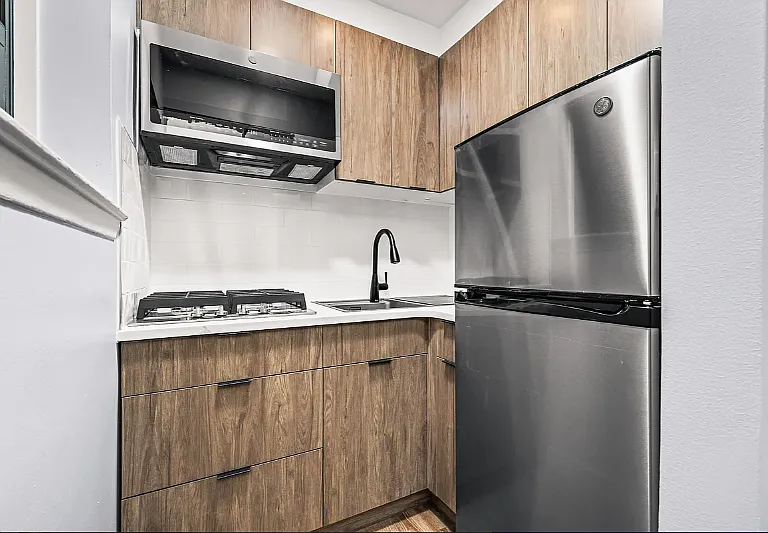453 W 48th St #1A — Photo 4
