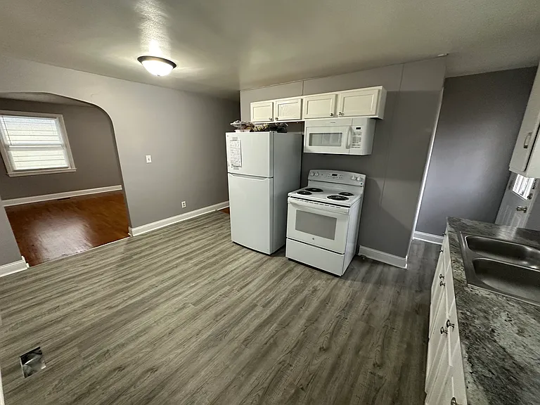 2919 S Center St — Photo 4