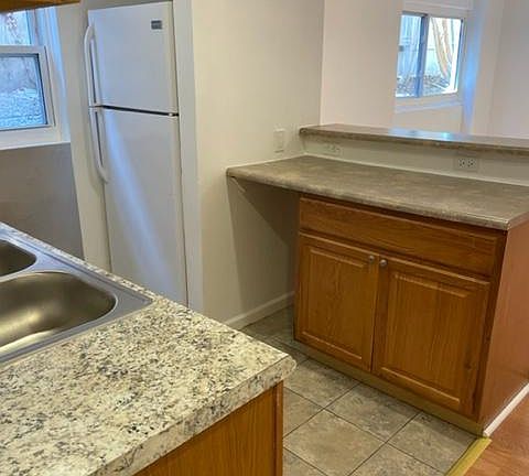 5th image of 1010 Winfield Ave #6