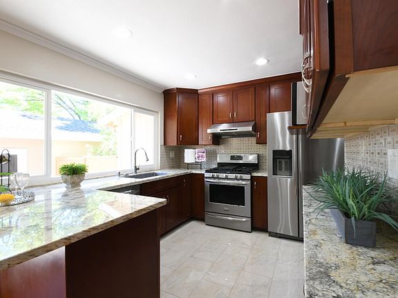 5th image of 22696 Royal Oak Way