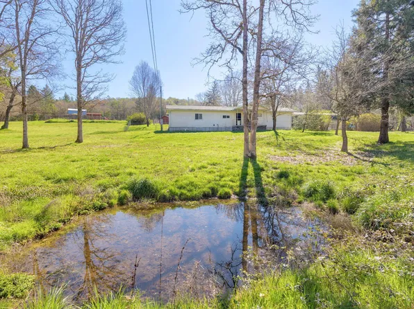 885 Plumtree Ln, Grants Pass, OR 97526