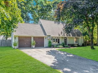 3 Sun Valley Dr, Coram, NY 11727