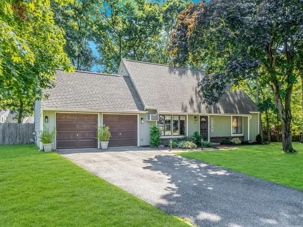 3 Sun Valley Drive, Coram, NY 11727