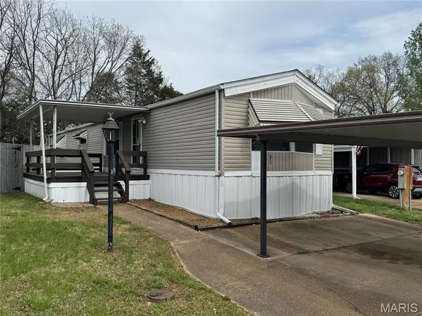 759 Fieldcrest Dr, Fenton, MO 63026