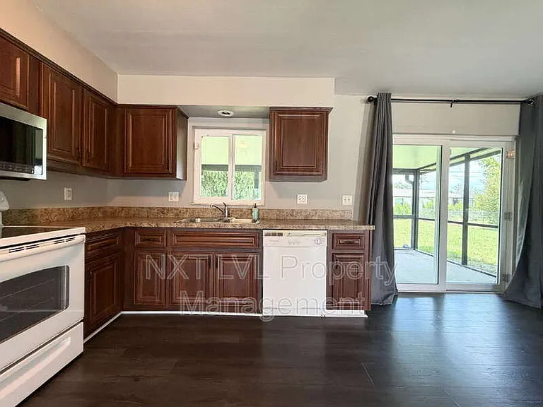 205 SE 18th St — Photo 7