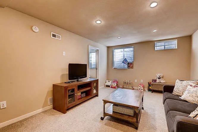 1370 Xanthia St — Photo 11