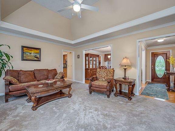 Living Rm w/ vaulted ceiling