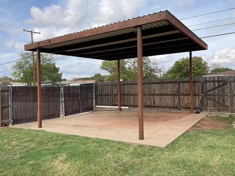 Covered carport, with double gate street access