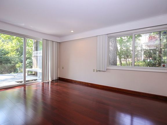 3rd image of 19 Hamilton Dr W