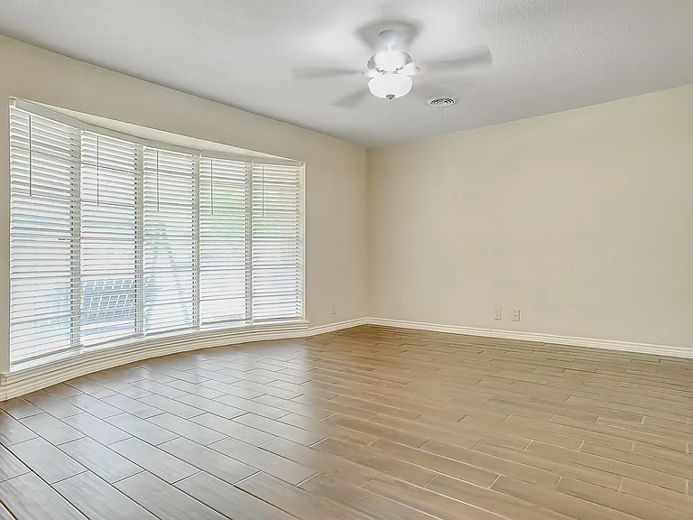921 Holiday Dr — Photo 7