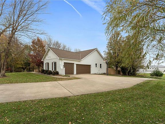 2nd image of 20045 Broadmoor Ln