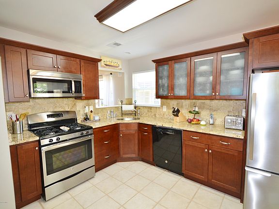 4th image of 2612 Lancaster Ln
