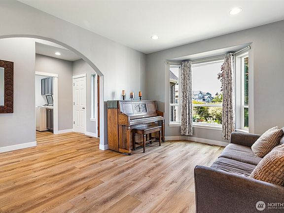 2nd image of 2639 Glenmore Street