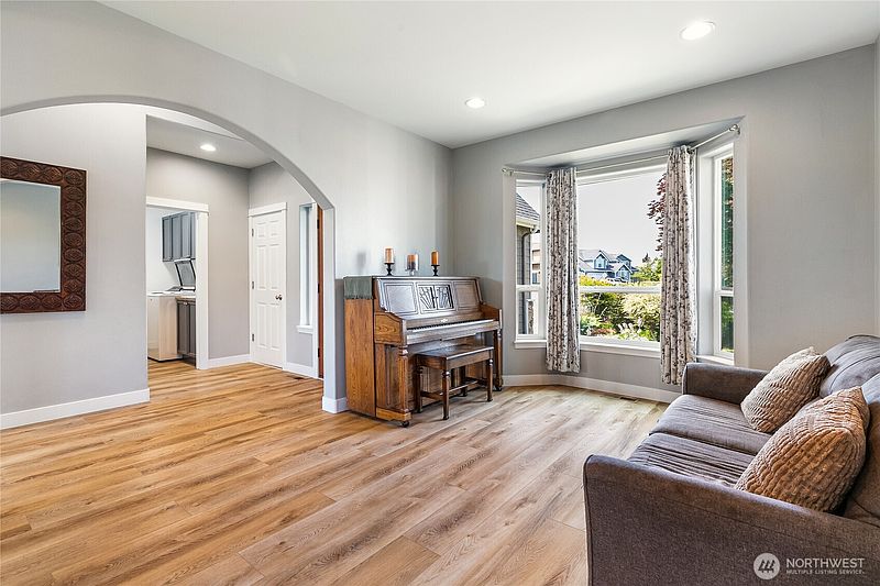 2nd image of 2639 Glenmore Street