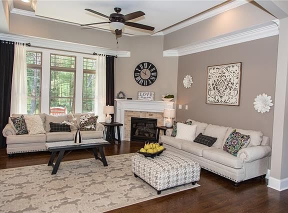 4th image of 1931 Milton St #37