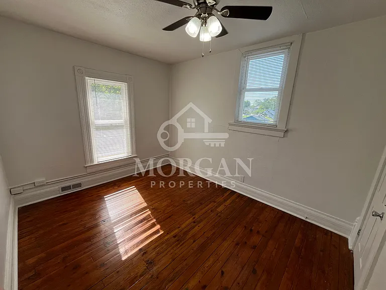 921 W 9th St — Photo 8