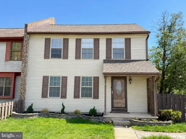 8 Oak Forest Dr, Sicklerville, NJ 08081