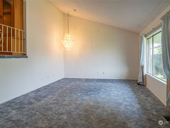 3rd image of 121 NW Daisy Street