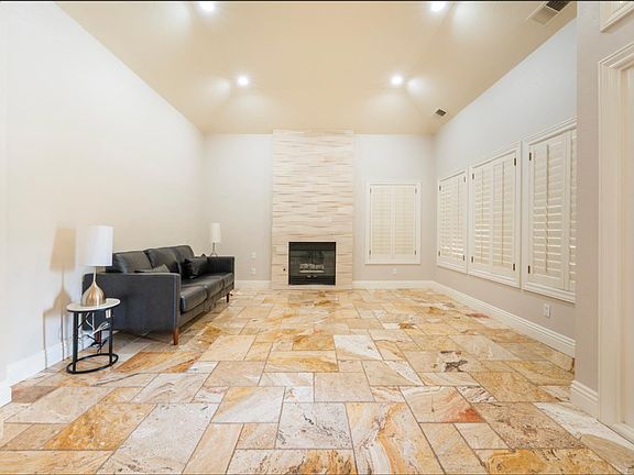 3rd image of 585 E Chesapeake Cir