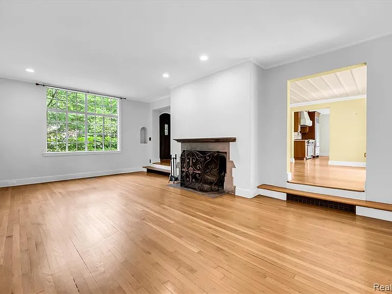 455 Linden Rd — Photo 7