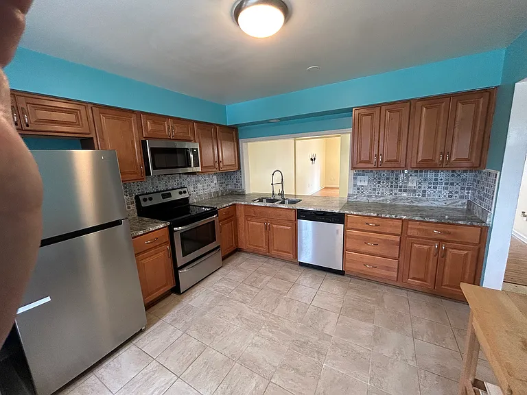 717 Westminster Ln — Photo 3