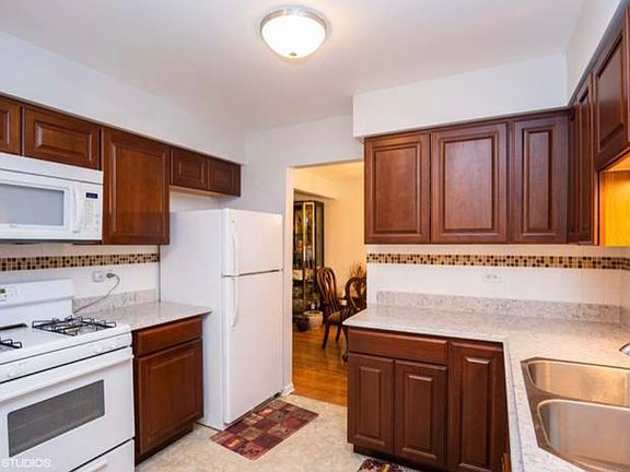 3rd image of 844 White Oak Ln