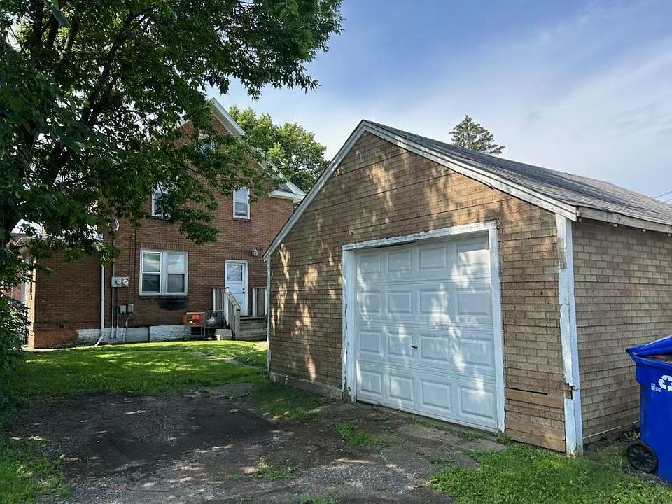 2nd image of 929 Geranium Ave E