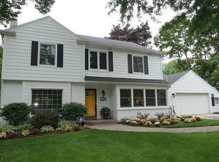 1535 E Goodrich Ln, Fox Pt, WI 53217