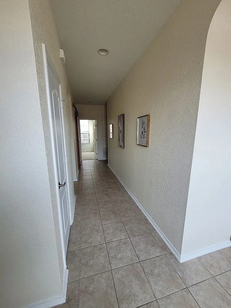 Room in 4 Bedroom Home in San Antonio — Photo 2